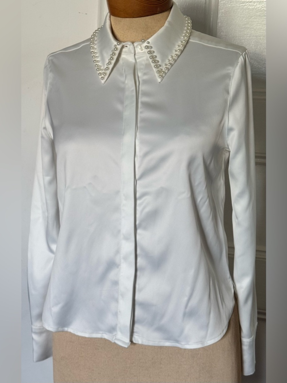 Pearl-Embellished White Satin Button-Up Blouse Desing 365 brand